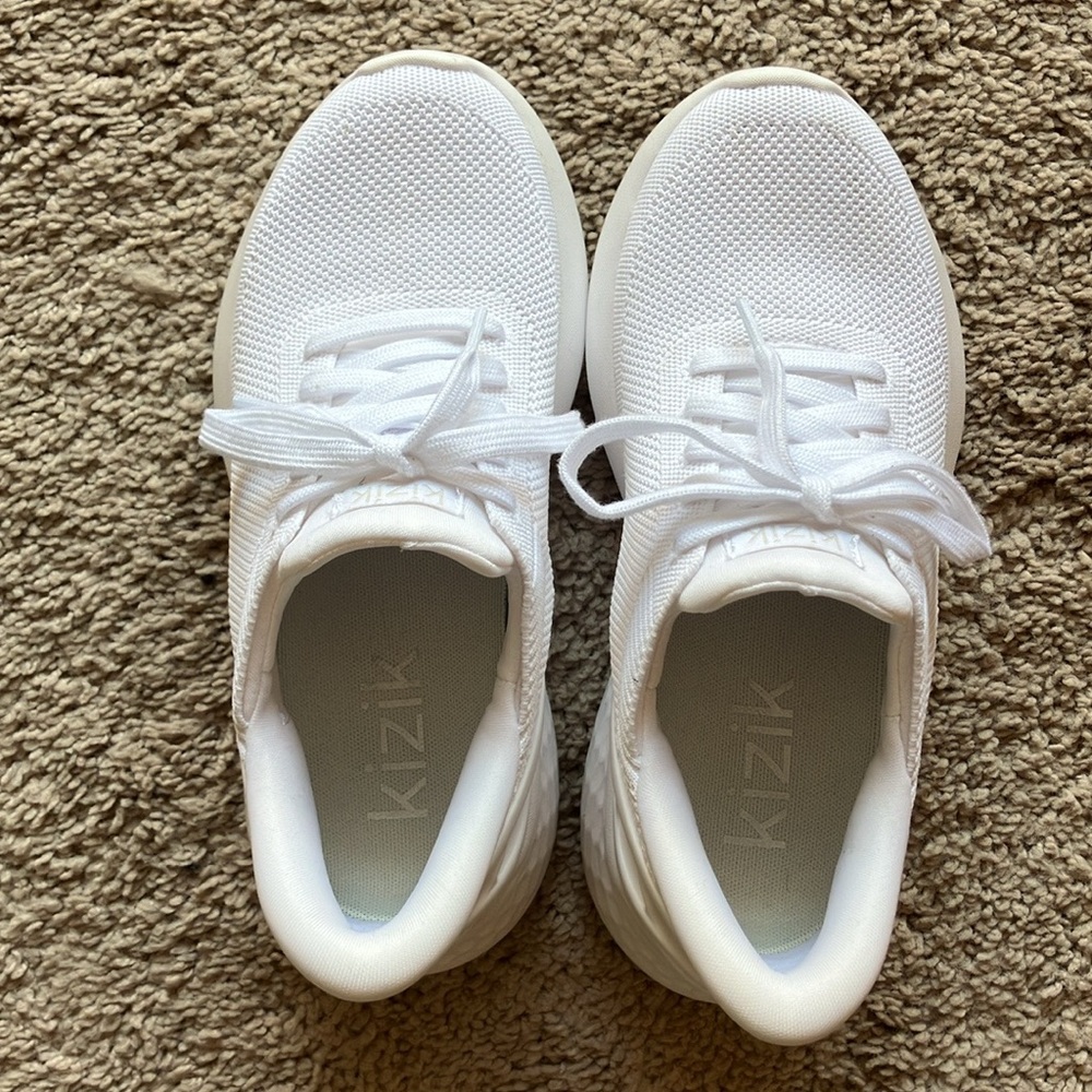 White Minimalist Athletic Shoes with Cushioned Midsole